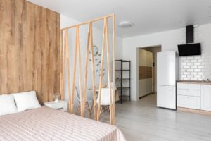 Ścianka działowa z g-k w mieszkaniu: plan, akustyka, drzwi, montaż i realne koszty