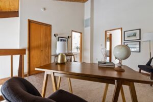 Domowe biuro w mieszkaniu: ergonomia, oświetlenie, okablowanie i realne koszty