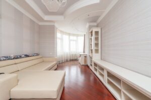 Sufit napinany w mieszkaniu: rodzaje, oświetlenie, montaż krok po kroku i realne koszty